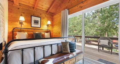 Whimsical Cabin *Spa, Fireplace, Pet Friendly*