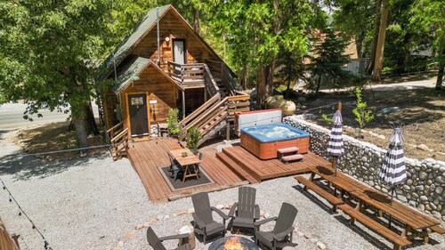 2-Story 3 BR Mountain Cabin w/ Fireplace, Hot Tub