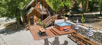 2-Story 3 BR Mountain Cabin w/ Fireplace, Hot Tub