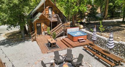 2-Story 3 BR Mountain Cabin w/ Fireplace, Hot Tub