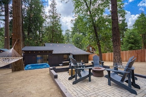 Terrace/patio - Cozy 2 BR Cedar Mountain Retreat - Fireplace & Spa (Idyllwild-Pine Cove)