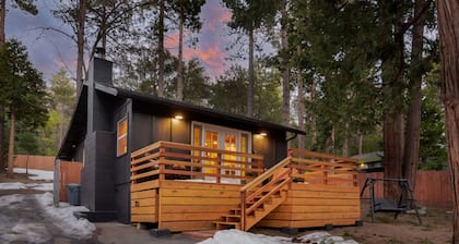 The Wile Cabin with Spa, Fireplace *Pet Friendly