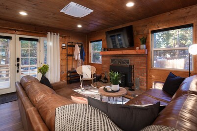 Cozy 3 BR Cedar Mountain Retreat - Fireplace & Spa