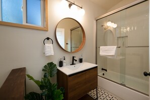 Combined shower/tub, hair dryer, towels