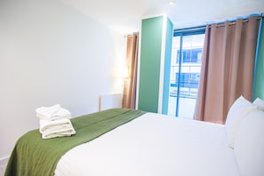 1 bedroom, in-room safe, desk, iron/ironing board - One Bedroom Flat in Farringdon with Balcony by MySquare (London)