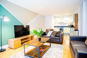 Flat-screen TV - One Bedroom Flat in Farringdon with Balcony by MySquare (London)