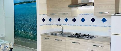 Kühlschrank, Herdplatte, Kochgeschirr/Geschirr/Besteck