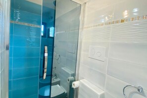 Douche, sèche-cheveux, bidet