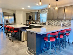 Refrigerador, microondas, horno y parrilla de estufa