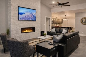 Smart TV, lareira, mesa de pingue-pongue, aparelho de som