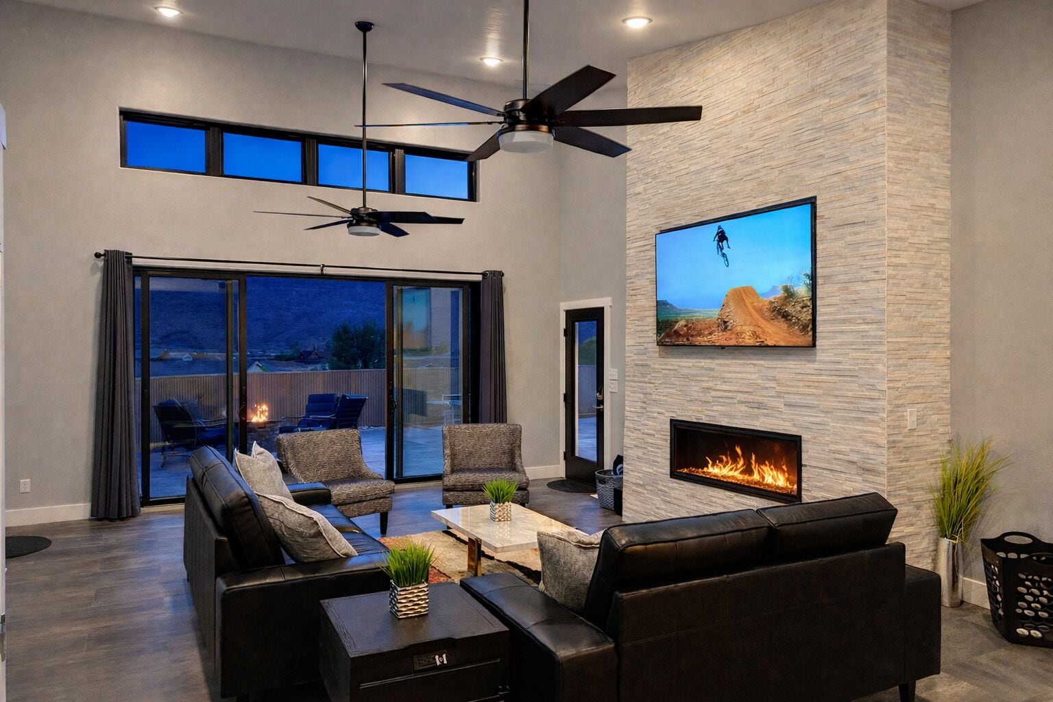 Una Smart TV, una chimenea, una mesa de tenis de mesa
