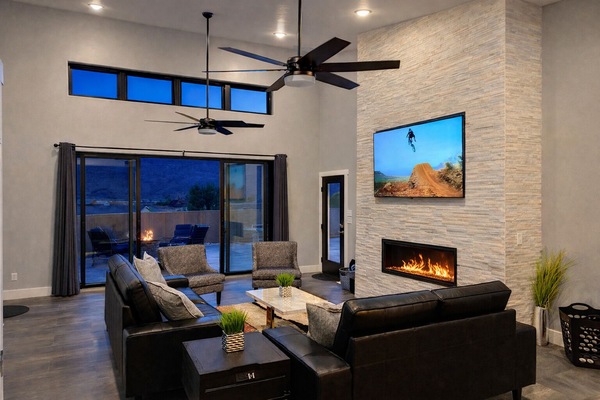 Una Smart TV, una chimenea, una mesa de tenis de mesa
