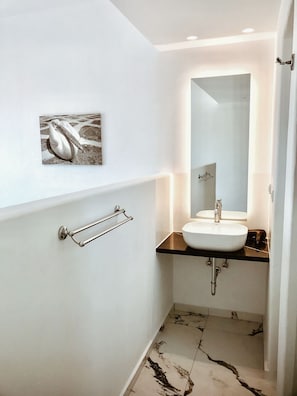 Secadora de cabello, toallas, jabón, papel de baño