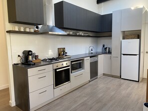 Fridge, microwave, oven, dishwasher - Tranquil Getaway in the heart of Warrandyte (Warrandyte)