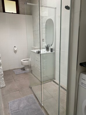 Ducha, secador de pelo, toallas y jabón