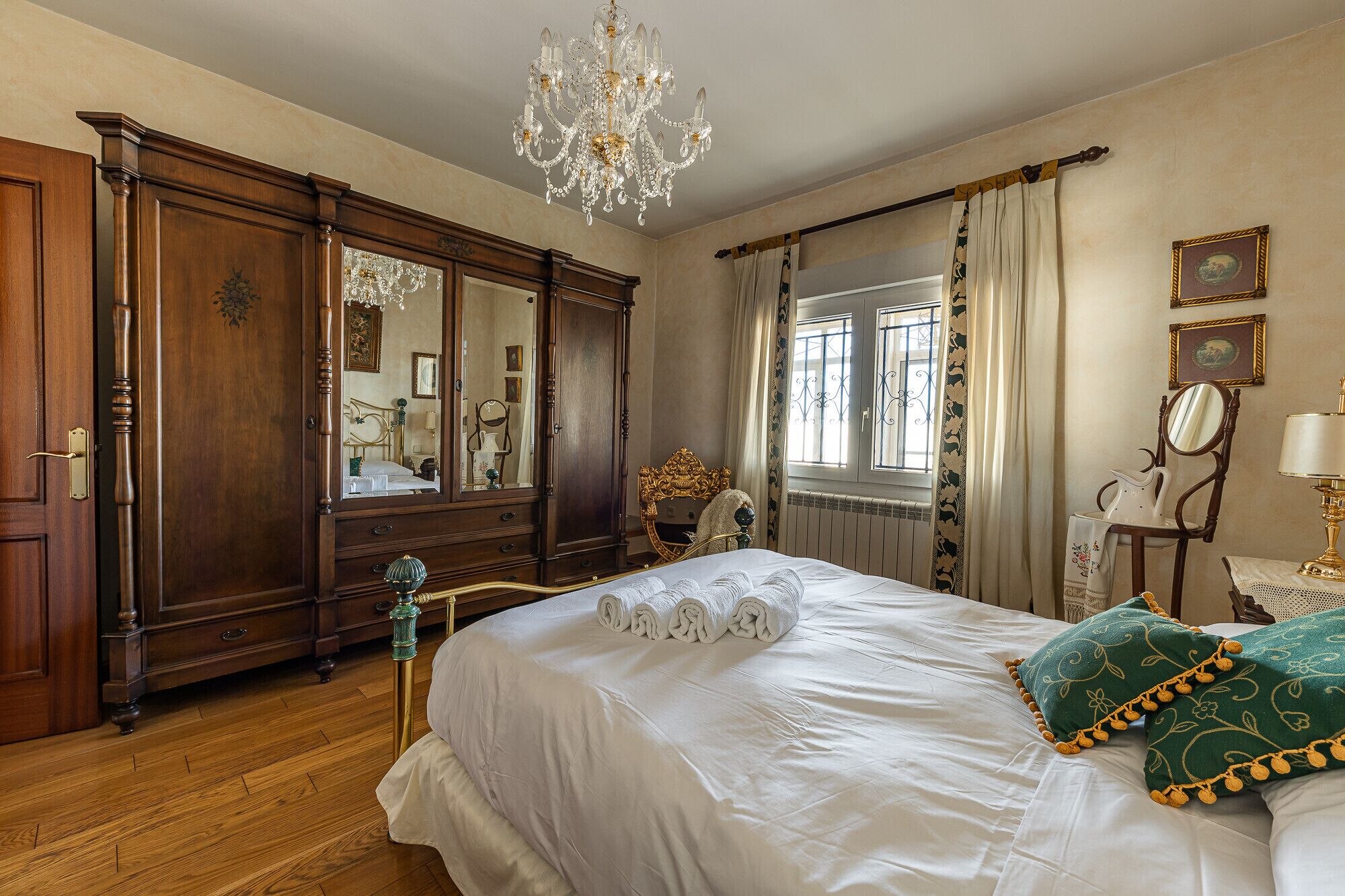 3 slaapkamers, een strijkplank/strijkijzer, gratis wifi, beddengoed