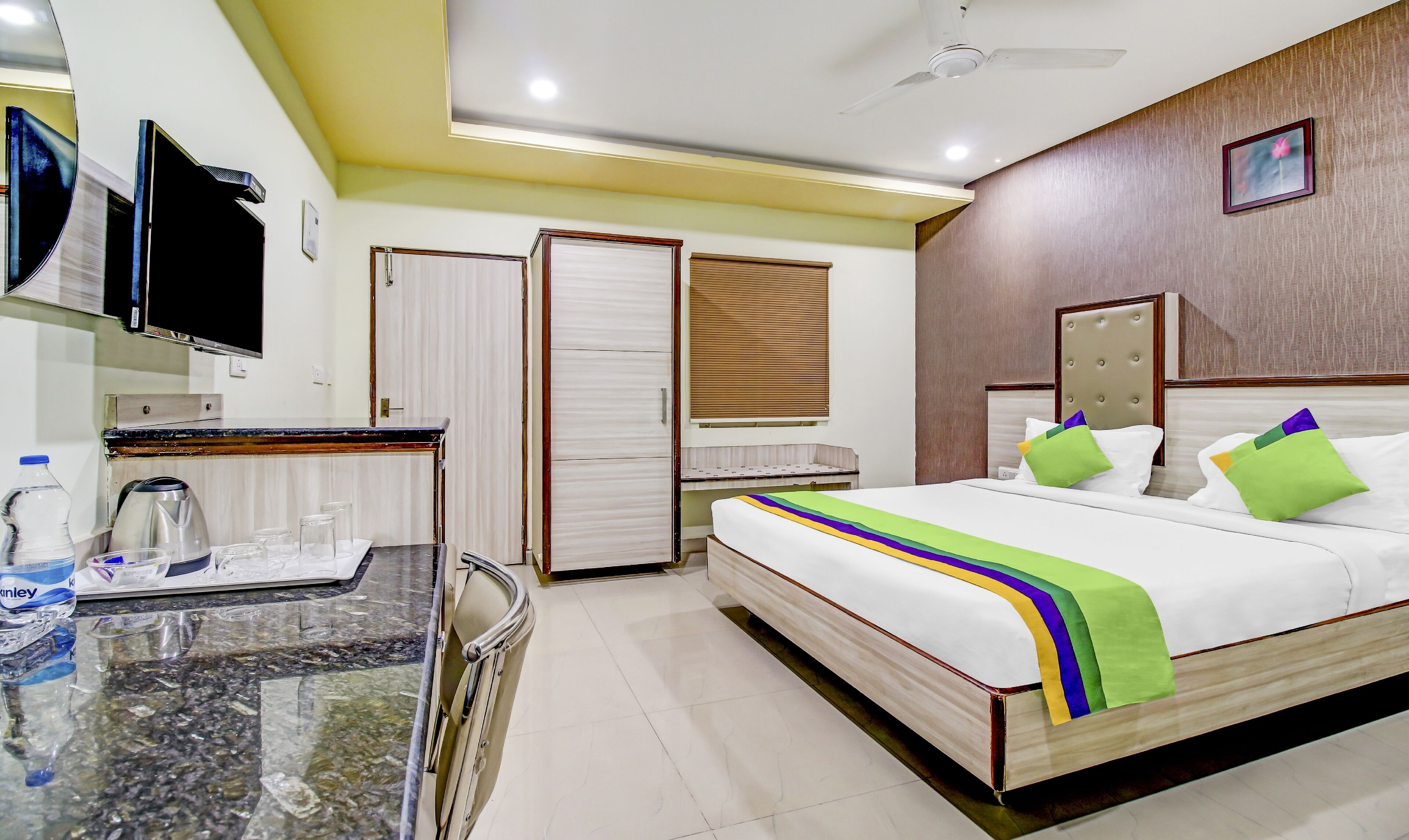 Kahden hengen deluxe-huone | Työpöytä, silitysrauta/-lauta, ilmainen Wi-Fi, vuodevaatteet