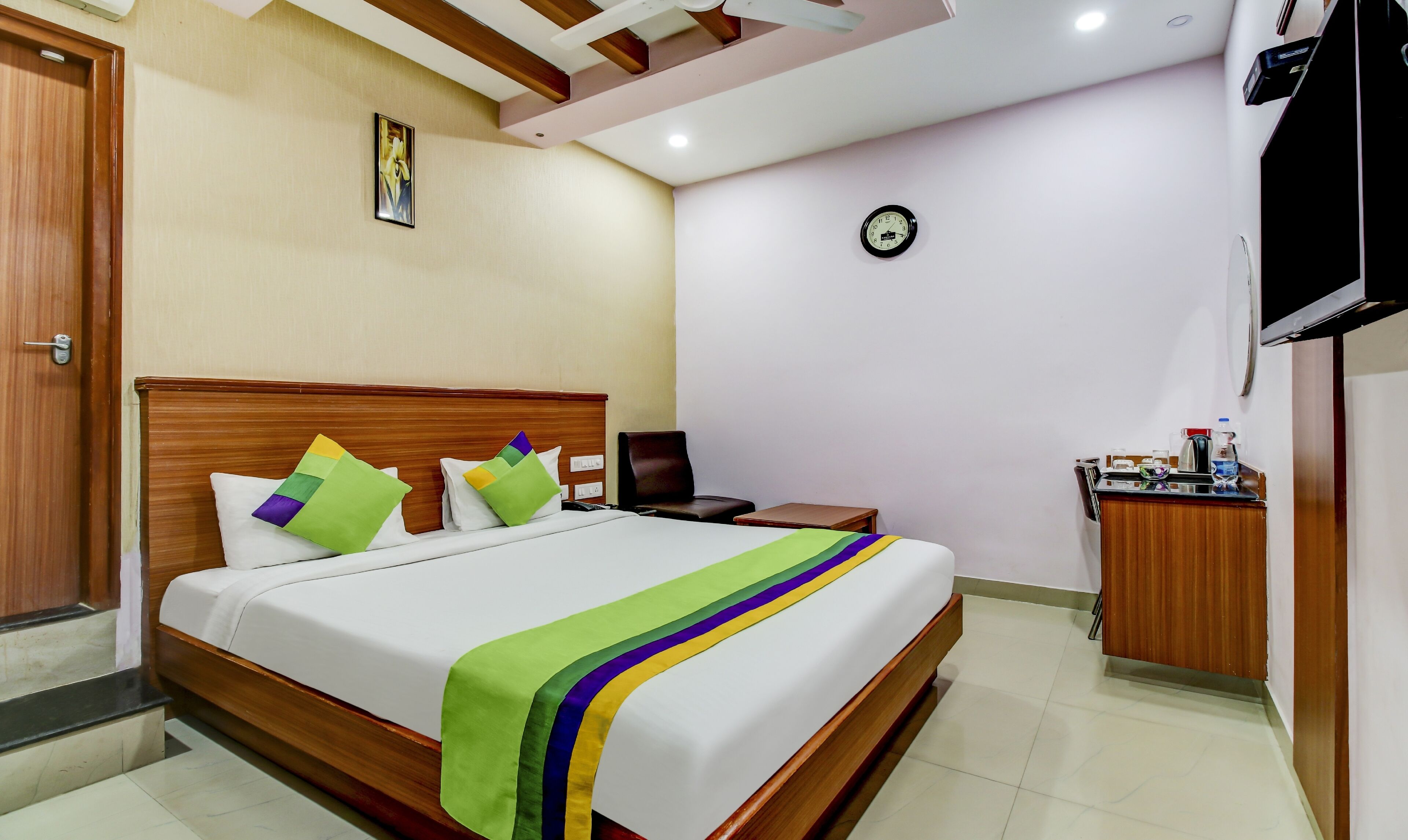 Kahden hengen standard-huone | Työpöytä, silitysrauta/-lauta, ilmainen Wi-Fi, vuodevaatteet