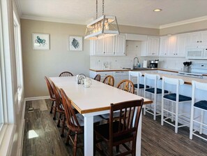 Dining - Oceanfront retreat Nothin but Nett in Holden Beach, 5BR, 4BA, sleeps 11. (Holden Beach)