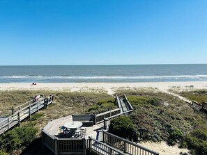On the beach - Oceanfront retreat Nothin but Nett in Holden Beach, 5BR, 4BA, sleeps 11. (Holden Beach)