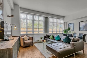 Smart TV - Contemporary One Bedroom Apartment in City Road, London by MySquare (London)