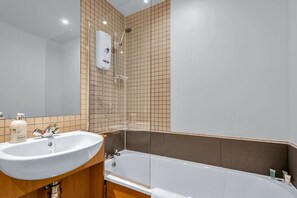 Duschwanne, Haartrockner, Bidet, Handtücher