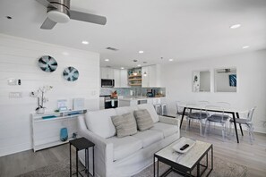 TV, books - Private Beach, Pickleball, Tennis 3 heated pools! (Santa Rosa Beach)