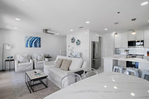 TV, books - Private Beach, Pickleball, Tennis 3 heated pools! (Santa Rosa Beach)