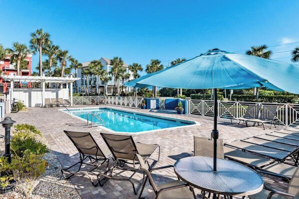 حمّام سباحة مُدفَّأ