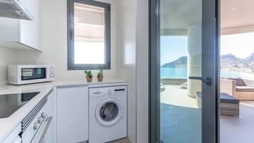 Frigorífico, microondas, horno y placa de cocina