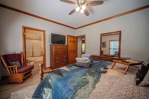 3 habitaciones, escritorio y tabla de planchar con plancha 