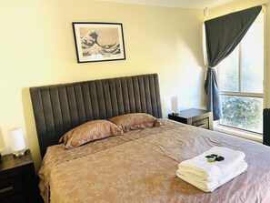 4 bedrooms, desk, free WiFi, bed sheets