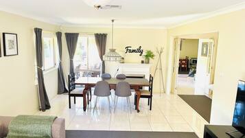 Smart TV, lareira, DVD player, livros