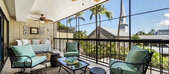 Kona Plaza#215 Remodeled unit IN HEART OF KONA TOWN! AC & Elevators!