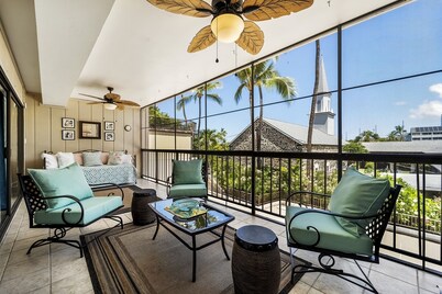 Kona Plaza#215 Remodeled unit IN HEART OF KONA TOWN! AC & Elevators!