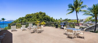 Kona Plaza#215 Remodeled unit IN HEART OF KONA TOWN! AC & Elevators!