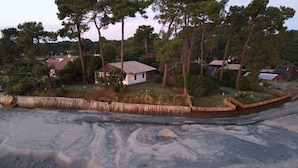A residential area with houses, a sandy beach, and a wooden fence. - Entire house 10 metres from the beach (Lège-Cap-Ferret)