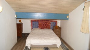 3 bedrooms, in-room safe, iron/ironing board, travel cot