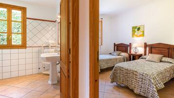 5 chambres, coffres-forts dans les chambres, fer et planche Ă repasser