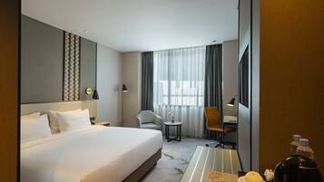 Kamar Double Deluks | Seprai premium, minibar, meja kerja, dan tirai kedap cahaya