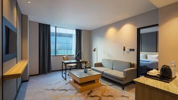 Executive-sviitti | Oleskelualue | 32–tuumainen LED-televisio, jossa kaapelikanavat