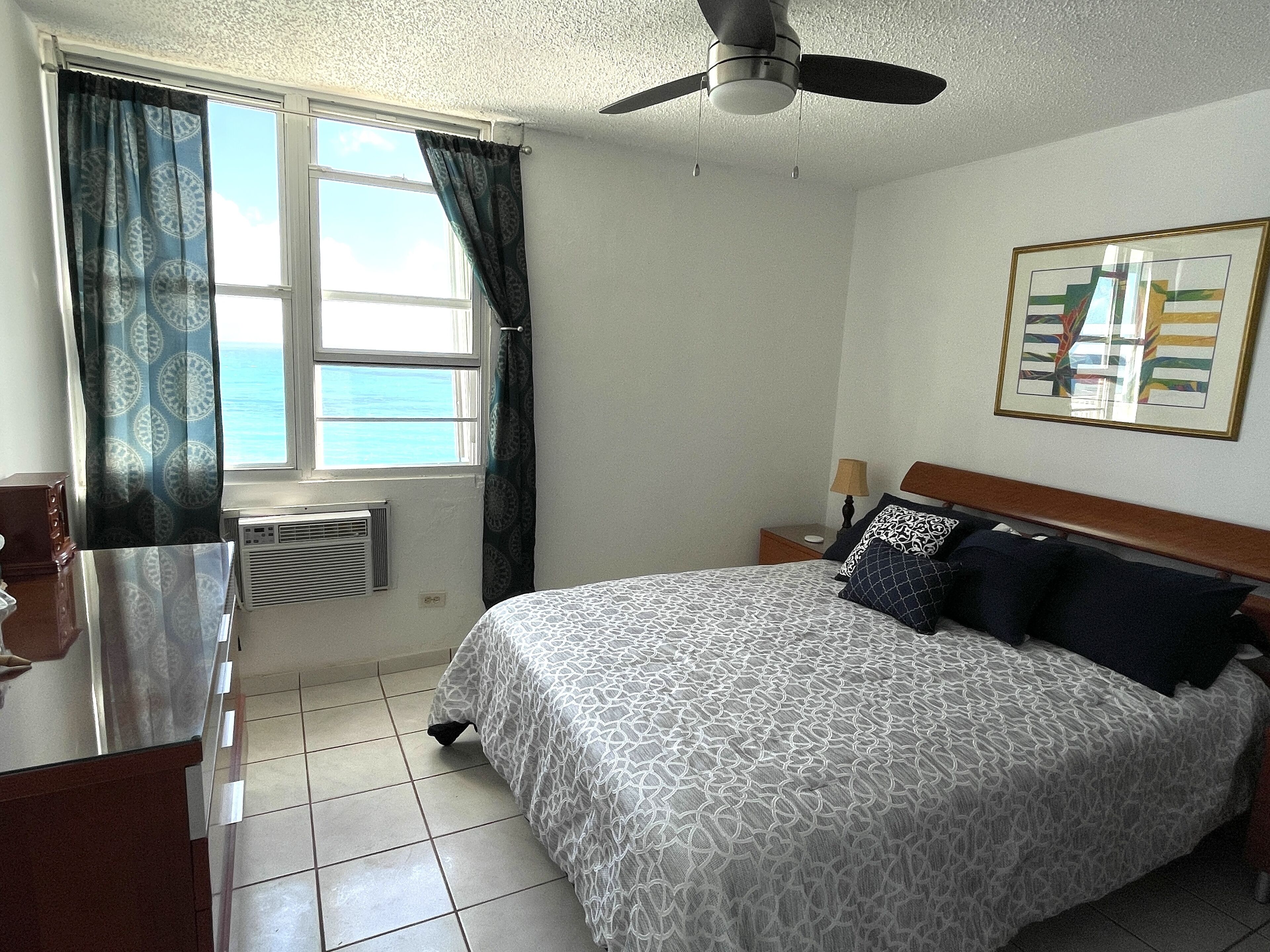 1 habitación, tabla de planchar con plancha, wifi gratis y ropa de cama 