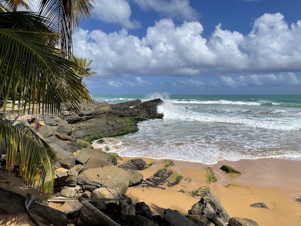 Na praia, espreguiçadeiras, toalhas de praia