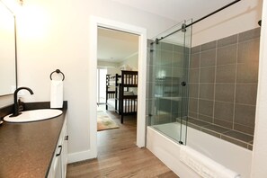 Badekar, hårtørrer, håndklæder, Sæbe
