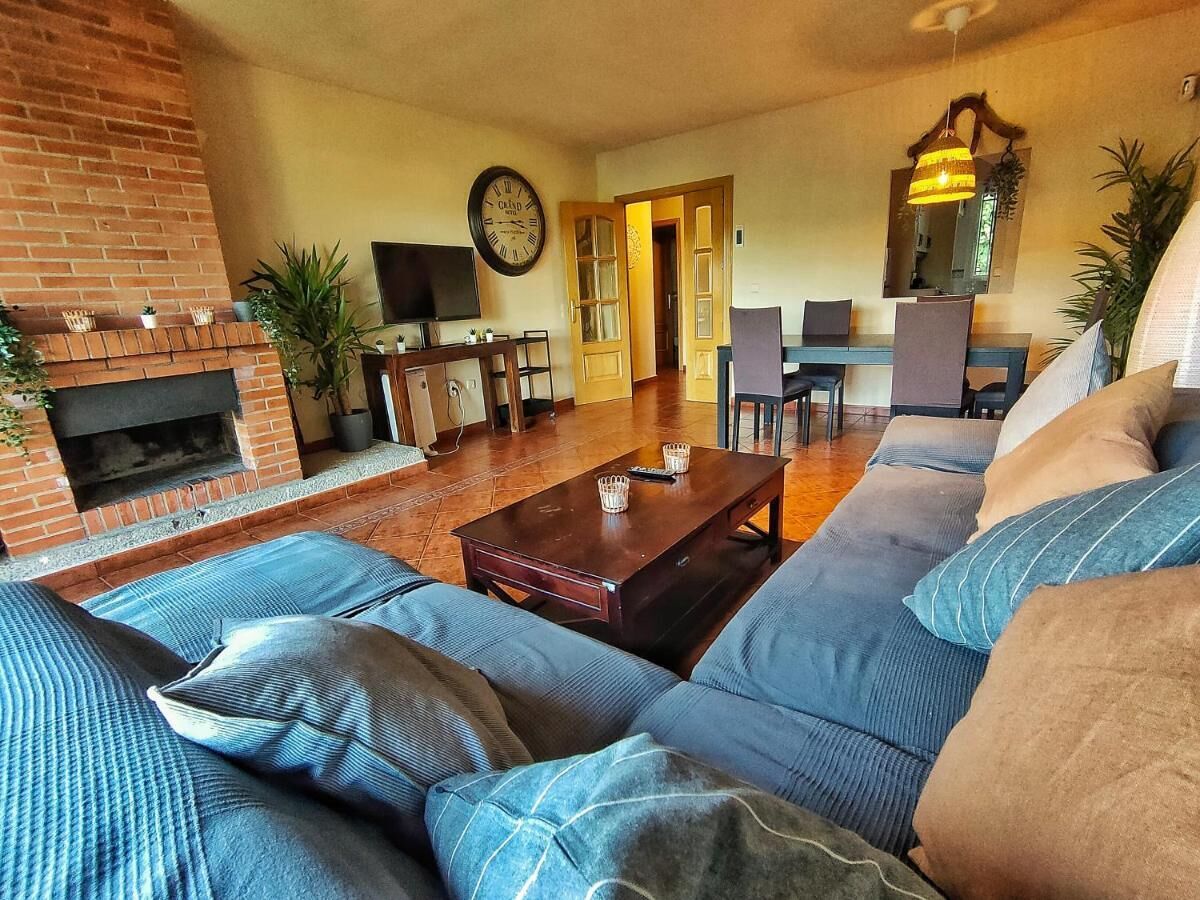 Una televisión, una chimenea