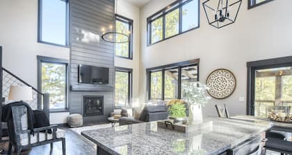 Pet Friendly, In Powder House Pass, Full of Windows, Fireplace, Hot Tub!