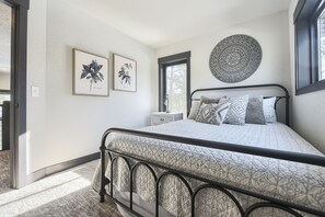 5 bedrooms, free WiFi, bed sheets - New Cabin In Powder House Pass, Full of Windows, Fireplace, Hot Tub! (Lead)