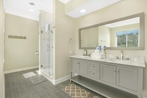 Bathtub, hair dryer, towels - NEW RENTAL - KIVA DUNES - PRIVATE POOL - SIGNATURE PROPERTIES (Fort Morgan)