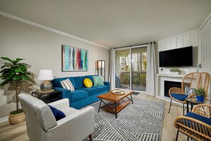 Een smart-tv, een open haard en een tafeltennistafel