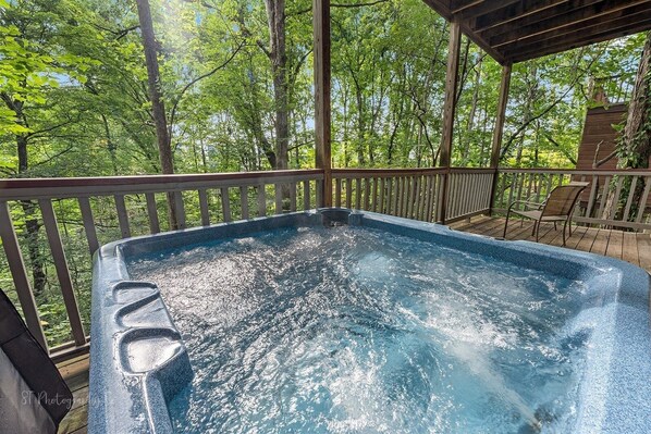 Cabin, 3 Bedrooms | Outdoor spa tub